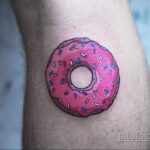 Фото татуировки с пончиком 22.11.2020 №024 -donut tattoo- tatufoto.com