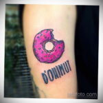Фото татуировки с пончиком 22.11.2020 №026 -donut tattoo- tatufoto.com