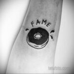 Фото татуировки с пончиком 22.11.2020 №029 -donut tattoo- tatufoto.com