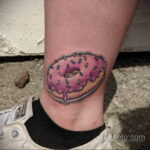 Фото татуировки с пончиком 22.11.2020 №033 -donut tattoo- tatufoto.com