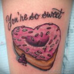 Фото татуировки с пончиком 22.11.2020 №035 -donut tattoo- tatufoto.com