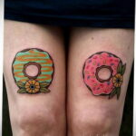 Фото татуировки с пончиком 22.11.2020 №036 -donut tattoo- tatufoto.com