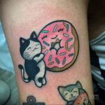 Фото татуировки с пончиком 22.11.2020 №040 -donut tattoo- tatufoto.com