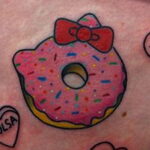 Фото татуировки с пончиком 22.11.2020 №046 -donut tattoo- tatufoto.com