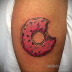 Фото татуировки с пончиком 22.11.2020 №053 -donut tattoo- tatufoto.com