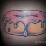 Фото татуировки с пончиком 22.11.2020 №054 -donut tattoo- tatufoto.com