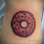 Фото татуировки с пончиком 22.11.2020 №057 -donut tattoo- tatufoto.com