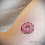 Фото татуировки с пончиком 22.11.2020 №058 -donut tattoo- tatufoto.com