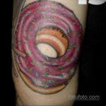 Фото татуировки с пончиком 22.11.2020 №059 -donut tattoo- tatufoto.com