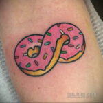 Фото татуировки с пончиком 22.11.2020 №061 -donut tattoo- tatufoto.com