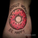 Фото татуировки с пончиком 22.11.2020 №065 -donut tattoo- tatufoto.com