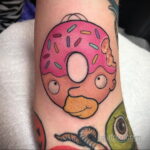 Фото татуировки с пончиком 22.11.2020 №066 -donut tattoo- tatufoto.com