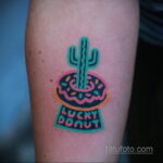 Фото татуировки с пончиком 22.11.2020 №070 -donut tattoo- tatufoto.com