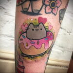 Фото татуировки с пончиком 22.11.2020 №088 -donut tattoo- tatufoto.com