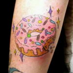 Фото татуировки с пончиком 22.11.2020 №091 -donut tattoo- tatufoto.com