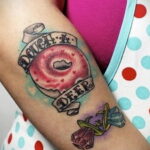 Фото татуировки с пончиком 22.11.2020 №092 -donut tattoo- tatufoto.com