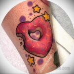 Фото татуировки с пончиком 22.11.2020 №096 -donut tattoo- tatufoto.com