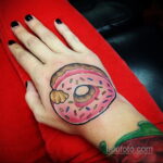 Фото татуировки с пончиком 22.11.2020 №099 -donut tattoo- tatufoto.com