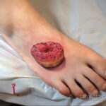 Фото татуировки с пончиком 22.11.2020 №105 -donut tattoo- tatufoto.com