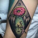 Фото татуировки с пончиком 22.11.2020 №110 -donut tattoo- tatufoto.com