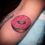 Фото татуировки с пончиком 22.11.2020 №118 -donut tattoo- tatufoto.com