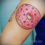 Фото татуировки с пончиком 22.11.2020 №119 -donut tattoo- tatufoto.com