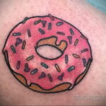 Фото татуировки с пончиком 22.11.2020 №141 -donut tattoo- tatufoto.com