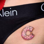 Фото татуировки с пончиком 22.11.2020 №143 -donut tattoo- tatufoto.com