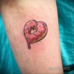 Фото татуировки с пончиком 22.11.2020 №144 -donut tattoo- tatufoto.com