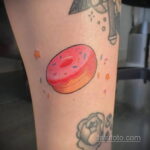 Фото татуировки с пончиком 22.11.2020 №146 -donut tattoo- tatufoto.com