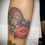 Фото татуировки с пончиком 22.11.2020 №147 -donut tattoo- tatufoto.com