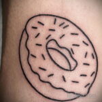 Фото татуировки с пончиком 22.11.2020 №154 -donut tattoo- tatufoto.com