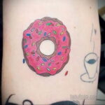 Фото татуировки с пончиком 22.11.2020 №159 -donut tattoo- tatufoto.com