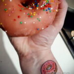 Фото татуировки с пончиком 22.11.2020 №164 -donut tattoo- tatufoto.com