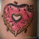 Фото татуировки с пончиком 22.11.2020 №170 -donut tattoo- tatufoto.com