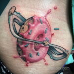Фото татуировки с пончиком 22.11.2020 №174 -donut tattoo- tatufoto.com