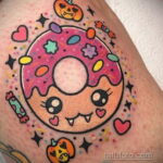 Фото татуировки с пончиком 22.11.2020 №176 -donut tattoo- tatufoto.com