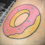 Фото татуировки с пончиком 22.11.2020 №177 -donut tattoo- tatufoto.com