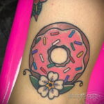 Фото татуировки с пончиком 22.11.2020 №180 -donut tattoo- tatufoto.com