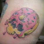 Фото татуировки с пончиком 22.11.2020 №184 -donut tattoo- tatufoto.com