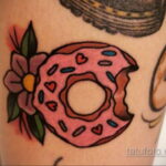 Фото татуировки с пончиком 22.11.2020 №187 -donut tattoo- tatufoto.com