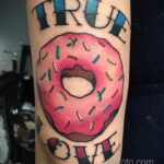 Фото татуировки с пончиком 22.11.2020 №198 -donut tattoo- tatufoto.com