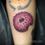 Фото татуировки с пончиком 22.11.2020 №199 -donut tattoo- tatufoto.com