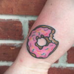 Фото татуировки с пончиком 22.11.2020 №222 -donut tattoo- tatufoto.com