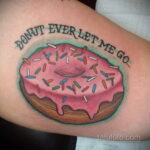 Фото татуировки с пончиком 22.11.2020 №223 -donut tattoo- tatufoto.com