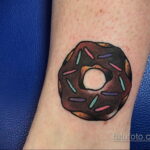Фото татуировки с пончиком 22.11.2020 №227 -donut tattoo- tatufoto.com