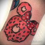 Фото татуировки с пончиком 22.11.2020 №228 -donut tattoo- tatufoto.com