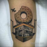 Фото татуировки с пончиком 22.11.2020 №231 -donut tattoo- tatufoto.com