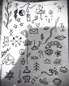 Фотография с набором эскизов татуировок в стиле doodle, изображающих различные символы и рисунки. Черно-белые рисунки.