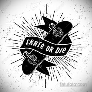 Черно-белое фото татуировки с изображением скейтборда и надписью "Skate or Die". Эскиз тату для любителей экстремального спорта.